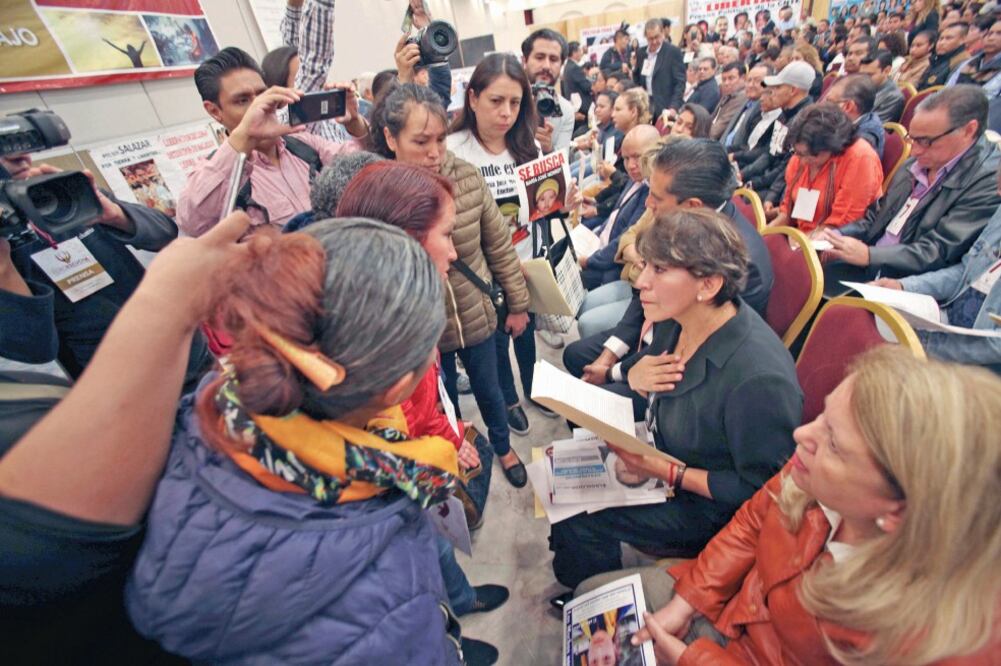 La senadora de Morena, Delfina Gómez, se comprometió a analizar cada caso para dar curso a las demandas. Foto: JORGE ALVARADO. EL UNIVERSAL