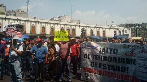 Profesores de la CNTE protestan frente a la SEP