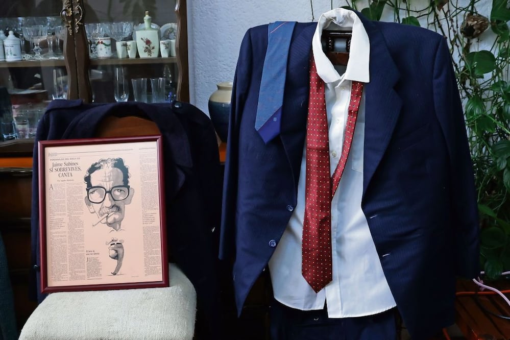 Un traje del poeta Jaime Sabines, al lado de una nota periodística enmarcada son algunos de los objetos que conservan sus hijas en el que solía ser su domicilio. Fernanda Rojas /El Universal. Archivo de la Familia Sabines Rodríguez