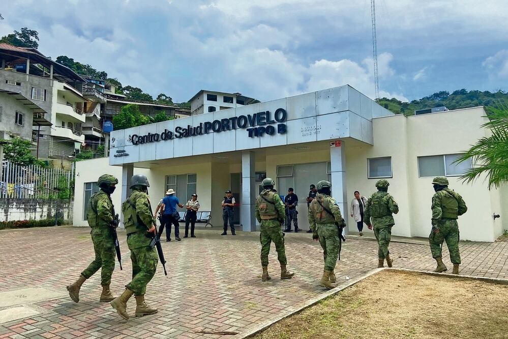 Soldados custodian la entrada del hospital donde llevaron al alcalde de Portovelo, Jorge Maldonado, después de ser asesinado a tiros. Desde 2023, al menos una docena de políticos han sido ejecutados en Ecuador. Foto: AFP