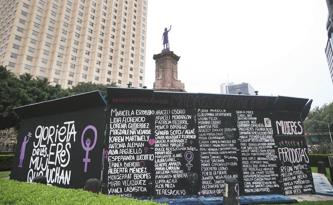 Desde hace más de un año colectivos colocaron en el sitio la figura de una mujer; el gobierno mantiene el lugar cercado. Foto: Valente Rosas/EL UNIVERSAL