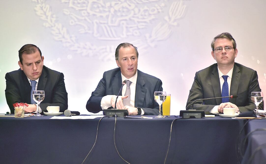 El secretario de Hacienda, José Antonio Meade (centro), expuso que se están dando facilidades en las aduanas para que la ayuda internacional llegue de manera directa a los beneficiarios. (SHCP)