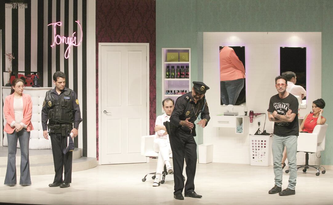 En la obra, unos vecinos intentan desenmarañar el asesinato de la pianista Isabel Prat. (CARLOS MEJIA. EL UNIVERSAL)