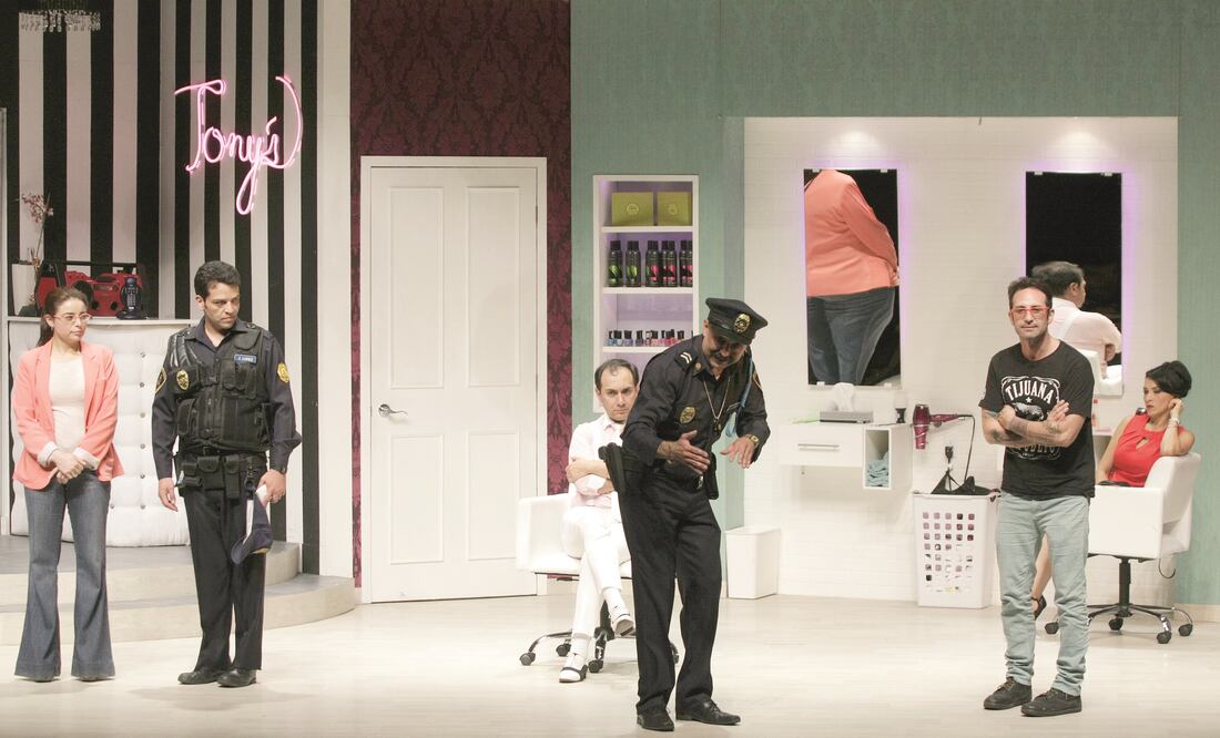 En la obra, unos vecinos intentan desenmarañar el asesinato de la pianista Isabel Prat. (CARLOS MEJIA. EL UNIVERSAL)