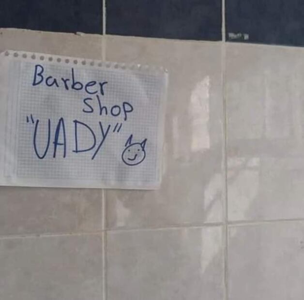 Estudiante monta barbería en el baño de su preparatoria y se hace viral