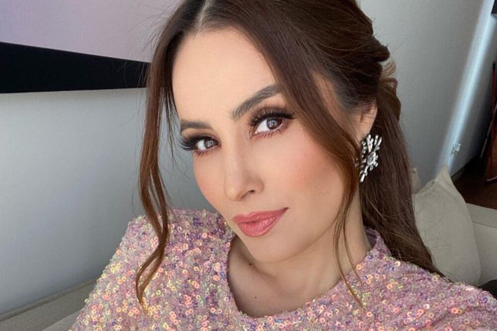 Cynthia Rodríguez impuso tendencia con su vestido strapless. Foto: Instagram @cynoficial