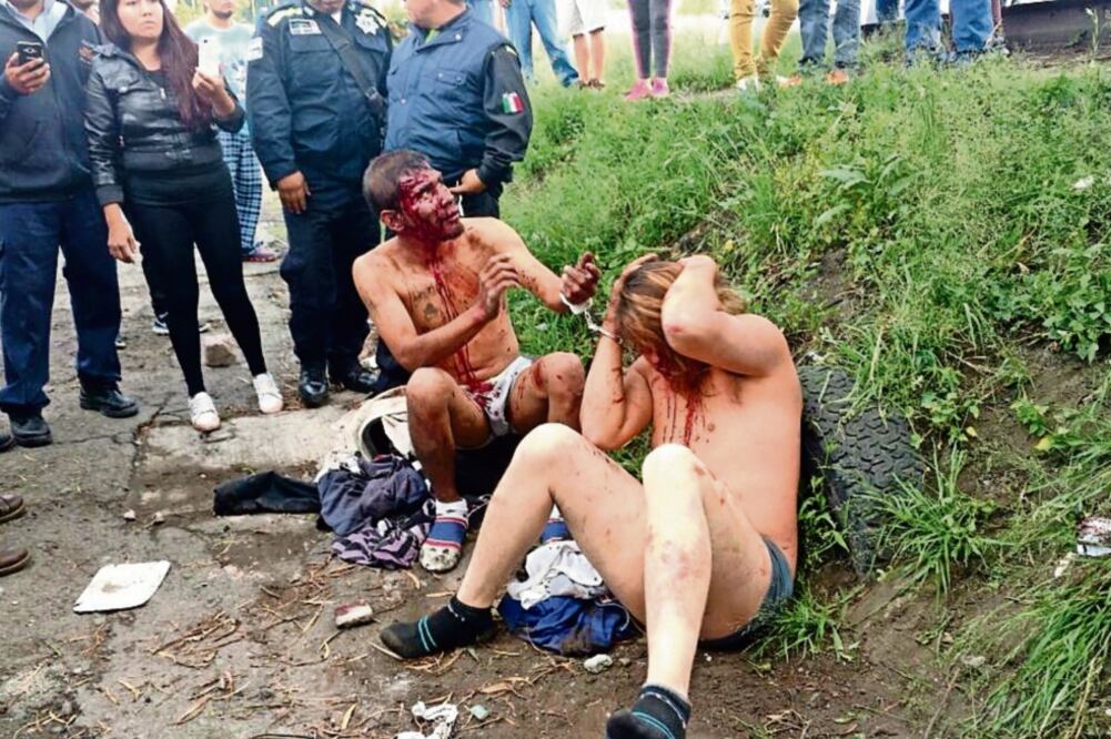 Uno de los presuntos ladrones apuntó con el arma hechiza a uno de los pasajeros, al no poder disparar, fue detenido y golpeado (ARCHIVO EL UNIVERSAL)