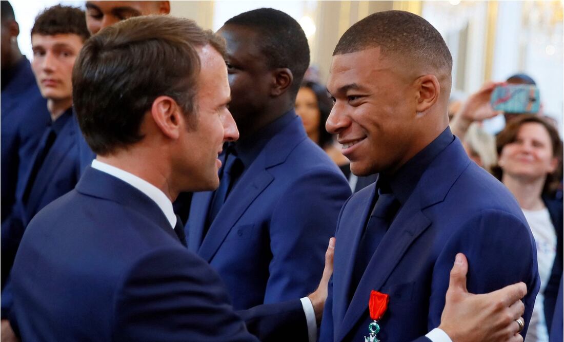 Macron, presidente de Francia, aconsejó a Mbappé a quedarse en el PSG / FOTO: AFP