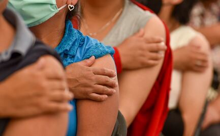 ¿Una, dos o tres? Crece debate sobre número de dosis contra Covid-19