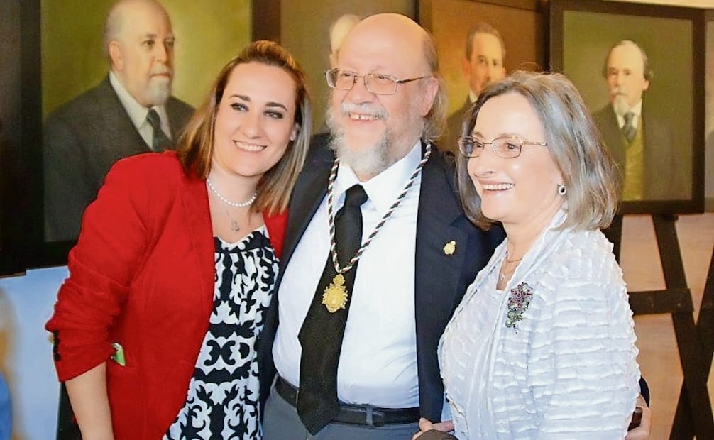 Con su viuda, la clasicista, italianista e hispanista Mariapia Lamberti, y su hija, Gaya González Lamberti. Foto: FAMILIA GONZÁLEZ LAMBERTI
