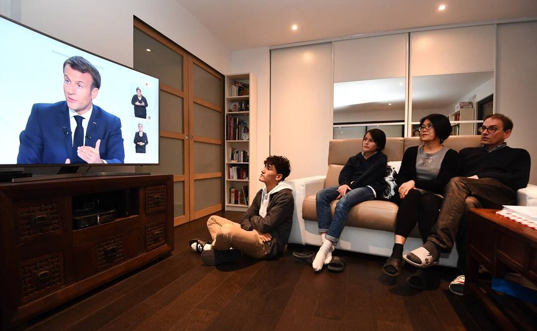 "Tenemos que tomar medidas más estrictas" porque "estamos en una situación preocupante", afirmó Macron (Foto: AFP)