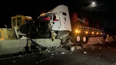 Tráiler se queda sin frenos y se lleva 8 vehículos antes de estrellarse