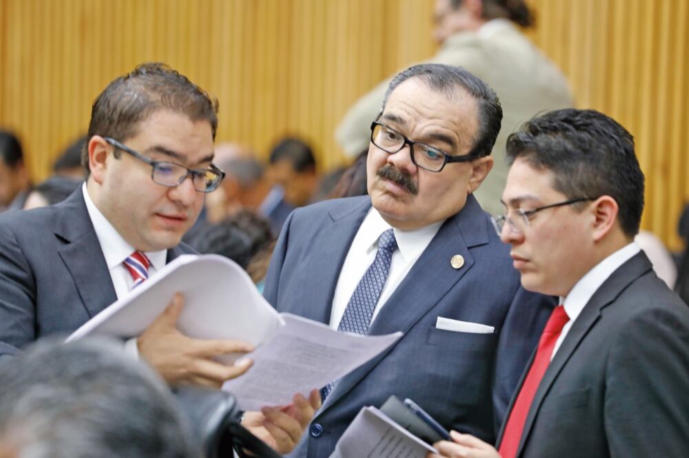 A la sesión extraordinaria del del INE asistieron representantes de partidos como el del PRI, Jorge Carlos Ramírez Marín (centro). (LUIS CORTES. EL UNIVERSAL)