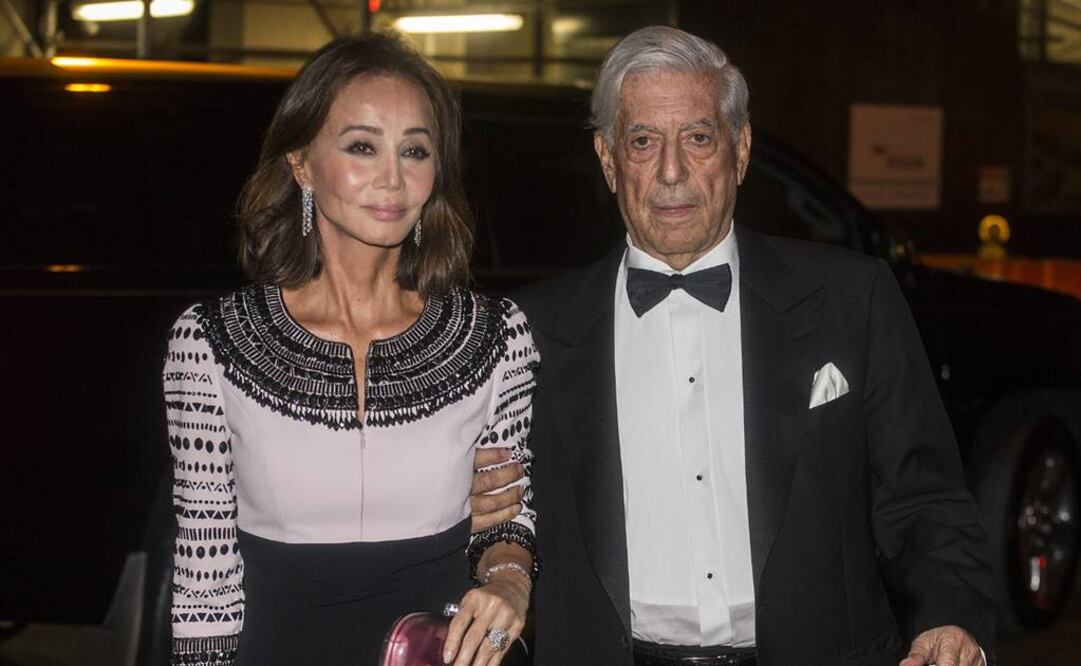 El famoso escritor y la ex esposa de Julio Iglesias no han escondido su romance posando para publicaciones. (FOTO: EFE)