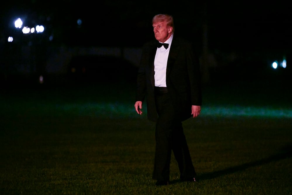El presidente Donald Trump llega al Jardín Sur de la Casa Blanca tras asistir a una cena en Mount Vernon, el sábado 20 de septiembre de 2025, en Washington. Foto: AP