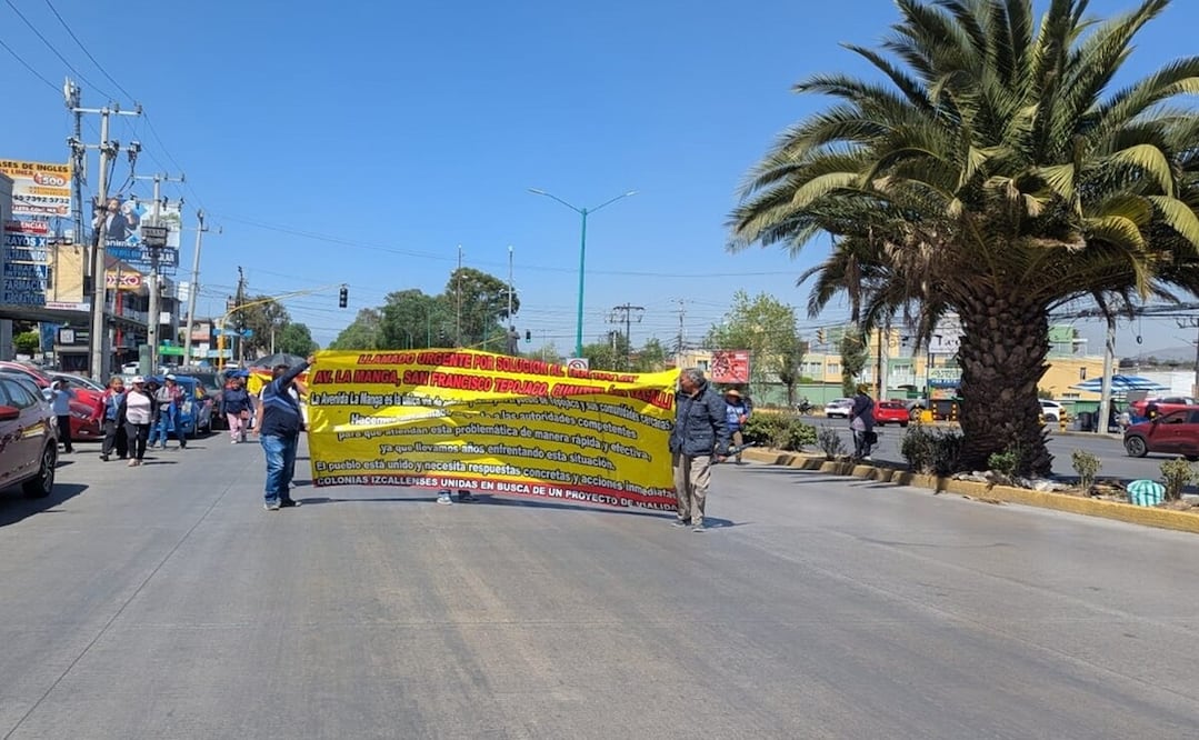 El bloqueo ocurre en la México-Querétaro a la altura de la empresa automotriz Ford. Foto: Especial