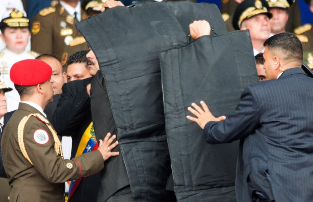 El incidente tuvo lugar cuando Maduro pronunciaba un discurso ante cientos de militares con motivo del aniversario de la Guardia Nacional. Foto: Xinhua
