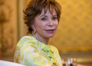 Isabel Allende, hija de Salvador Allende, deja Senado de Chile tras ser destituida por escándalo inmobiliario; llora al despedirse en el pleno