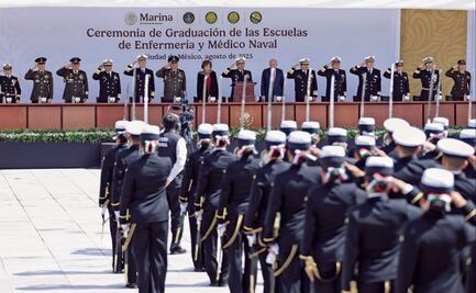 Se gradúan y son condecorados por labor en pandemia