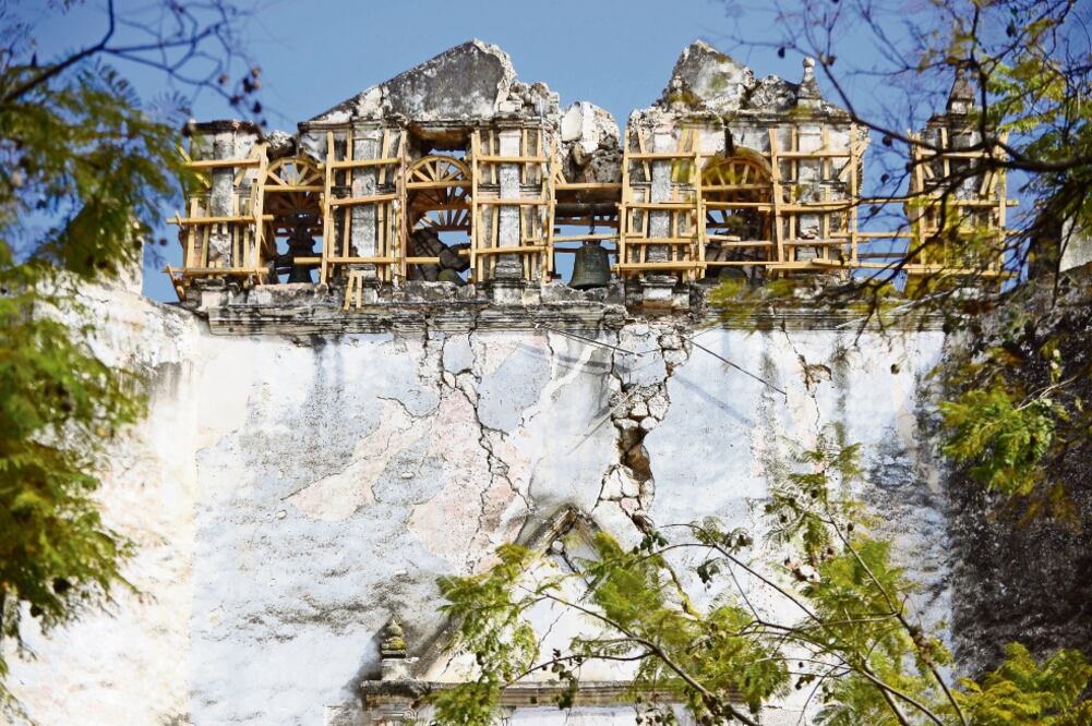 El Convento de San Juan Bautista de Tlayacapan, Morelos, es uno de los recintos históricos afectados por los sismos. Así luce actualmente tras los trabajos de apuntalamiento en su campanario. (TONY RIVERA. EL UNIVERSAL)