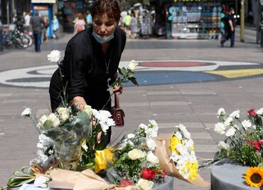 Barcelona recuerda con silencio y flores a víctimas del ataque terrorista de 2017