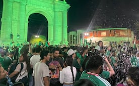 Aficionados celebran triunfo de la Selección Mexicana en León, Guanajuato; toman Arco de la Calzada para festejar 