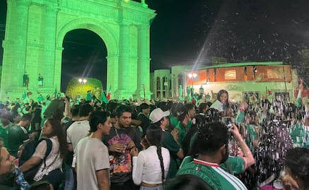 Aficionados celebran triunfo de la Selección Mexicana en León, Guanajuato; toman Arco de la Calzada para festejar 