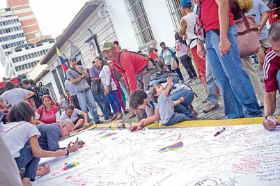 Venezolanos repudian "ofensa" a Bolívar y Chávez
