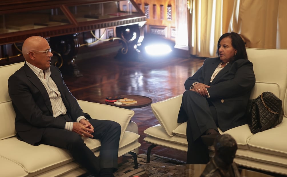 El presidente de la Asamblea Nacional, Jorge Rodríguez, habla con la exdiputada Dinorah Figuera durante una reunión en Caracas , Venezuela. Foto: EFE/ Ronald Peña R.