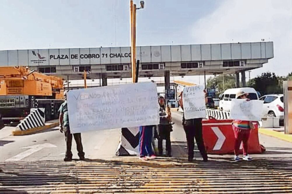 Los vecinos bloquearon algunos carriles de la caseta de peaje y después se trasladaron al Palacio Municipal para exigir ayuda a la administración (CORTESÍA)