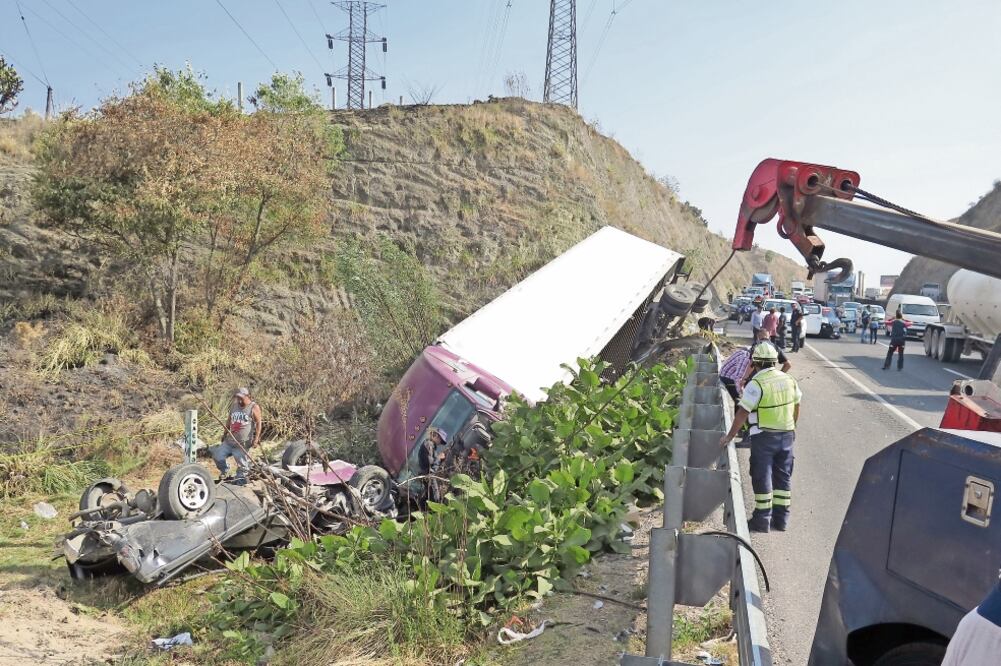 Reportes refieren que el tráiler circulaba a exceso de velocidad sobre la autopista Chamapa-Lechería y embistió a una camioneta tipo Pick Up color. Foto: ESPECIAL