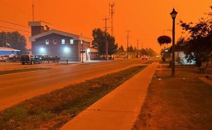 Miles huyen de los incendios en el norte de Canadá; reportan evacuación histórica