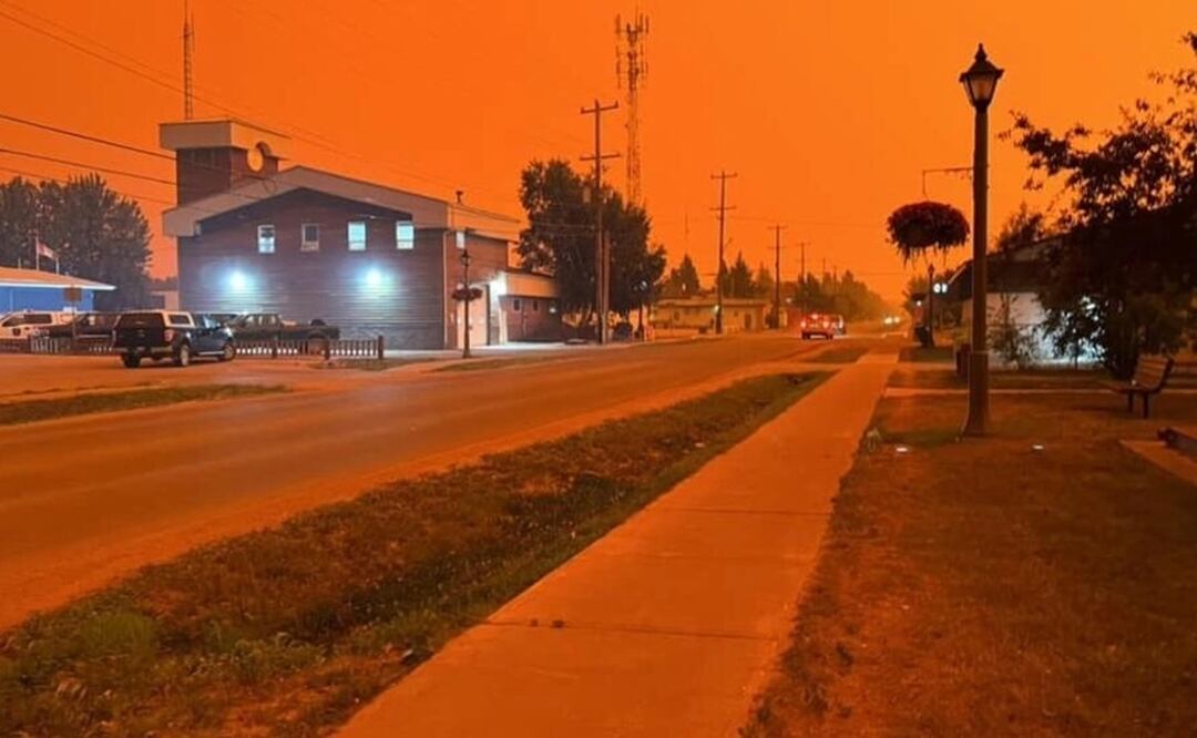 El pueblo de Fort Smith en una neblina naranja mientras incendios arrasan el extremo norte de Canadá. Foto: AFP