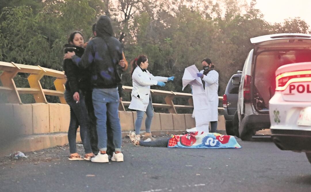 En Circuito Interior (vía primaria) una moto fue embestida por un auto; el chofer se fugó. Foto: Francisco Rodríguez / EL UNIVERSAL
