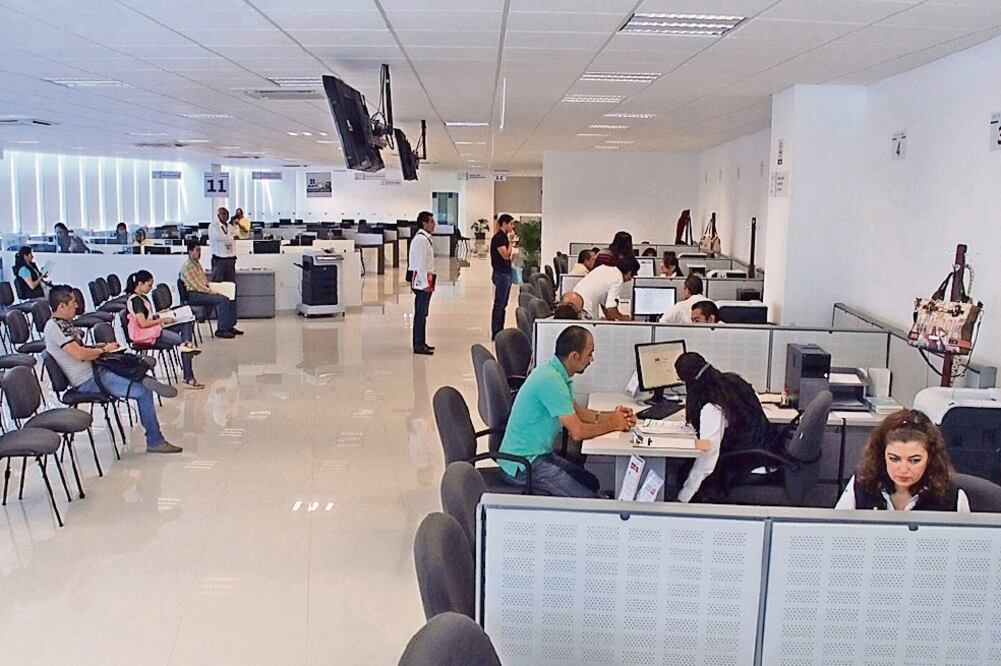 Las personas físicas pueden ser asistidas vía telefónica para el cumplimiento de la obligación fiscal entre marzo y abril (ARCHIVO EL UNIVERSAL)