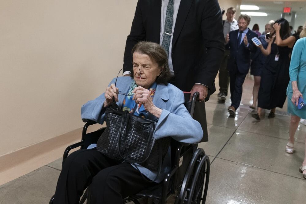 La senadora Dianne Feinstein, demócrata por California, se dirige a una votación en el Capitolio el miércoles 6 de septiembre de 2023 en Washington. Foto: AP
