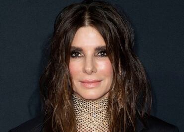 El jumpsuit dorado con el que Sandra Bullock brilló en el estreno de su más reciente película