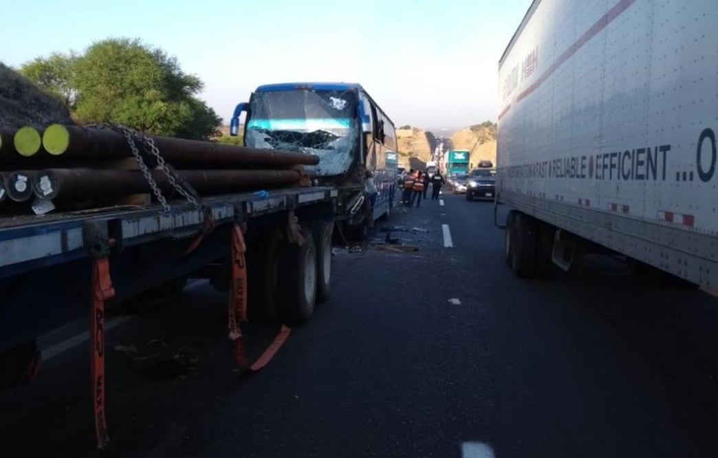 El autobús de pasajeros se impactó contra una plataforma que transportaba troncos. (FOTO: Tomada de @PCJalisco)