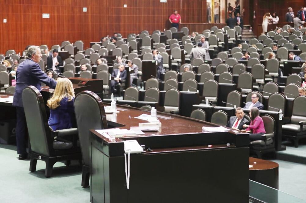 Después de las tres de la tarde, los diputados comenzaron a abandonar la Cámara Baja; la mayoría de los que permanecieron fueron del PRI. (LUCIA GODINEZ. EL UNIVERSAL)