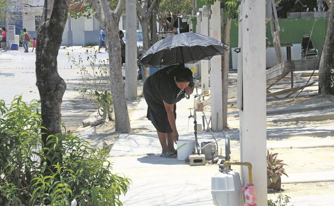 Habitantes de la colonia Villas de Álcali aprovechan la poca agua que sale de llaves de la calle para llenar algunos recipientes pequeños, pues el líquido cae muy lento, por la baja presión. Foto: Emilio Vásquez/ EL UNIVERSAL.