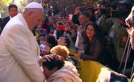 Papa saluda a fieles afuera de Nunciatura; va a Palacio Nacional