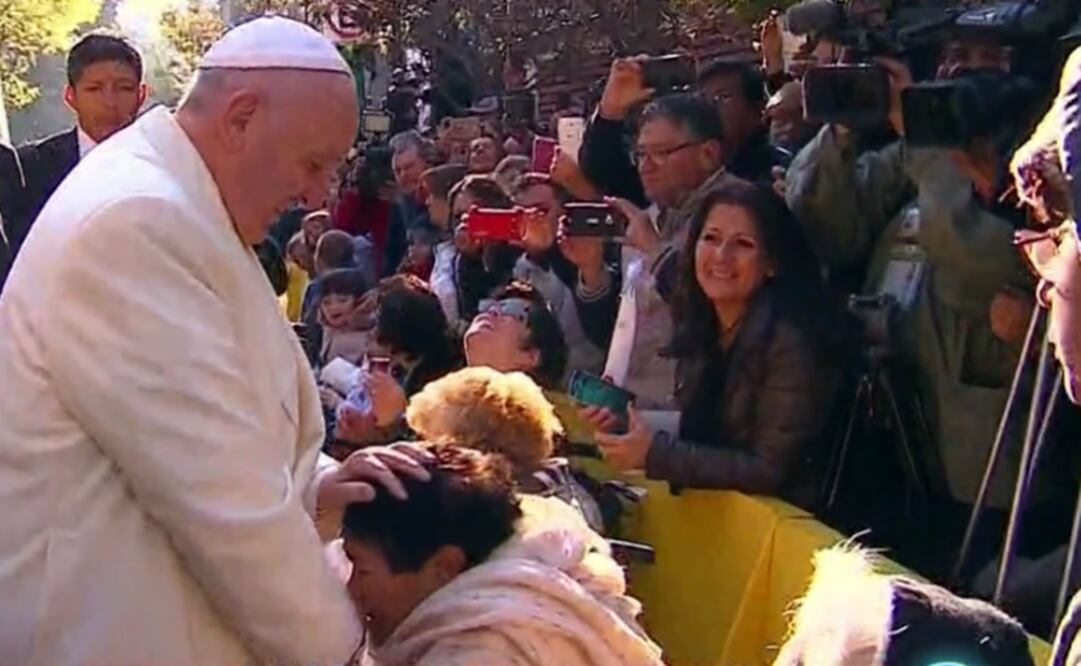 Papa saluda a fieles afuera de Nunciatura; va a Palacio Nacional