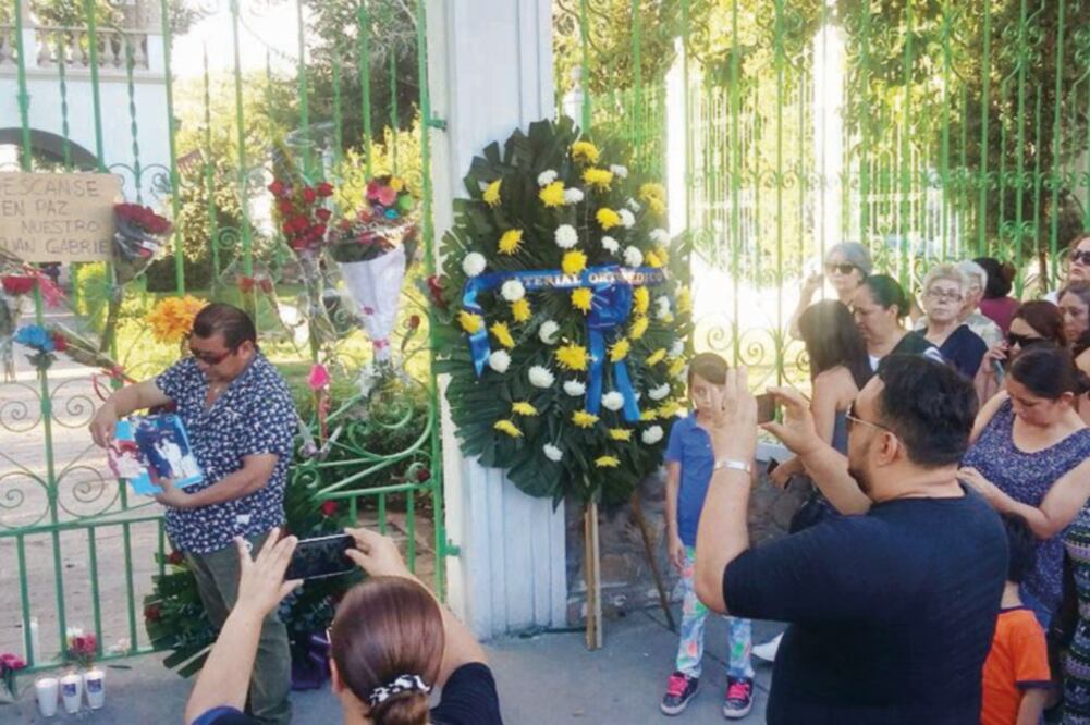 La gente se unió en un coro monumental como ofrenda al cantautor (ROGELIO GONZALEZ. EL UNIVERSAL)