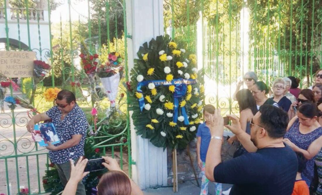La gente se unió en un coro monumental como ofrenda al cantautor (ROGELIO GONZALEZ. EL UNIVERSAL)