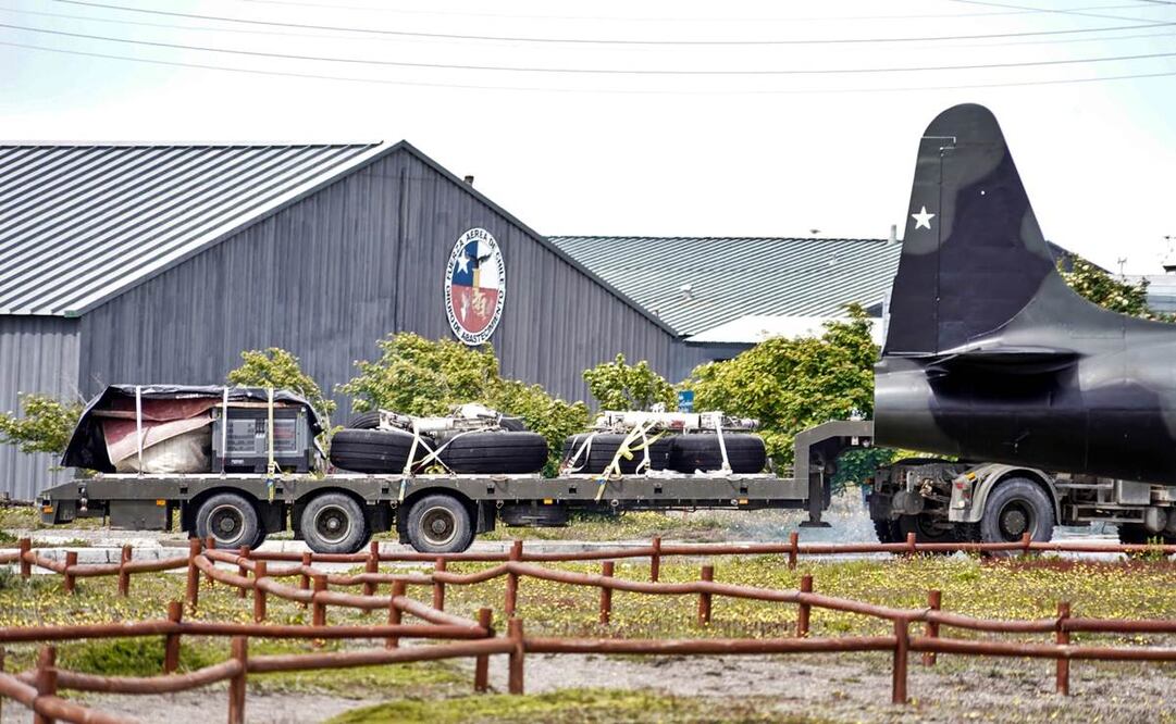 Restos de víctimas de avión chileno llegan a base militar en Punta Arenas