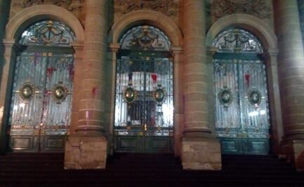 Feministas vandalizan fachada del Congreso de la CDMX