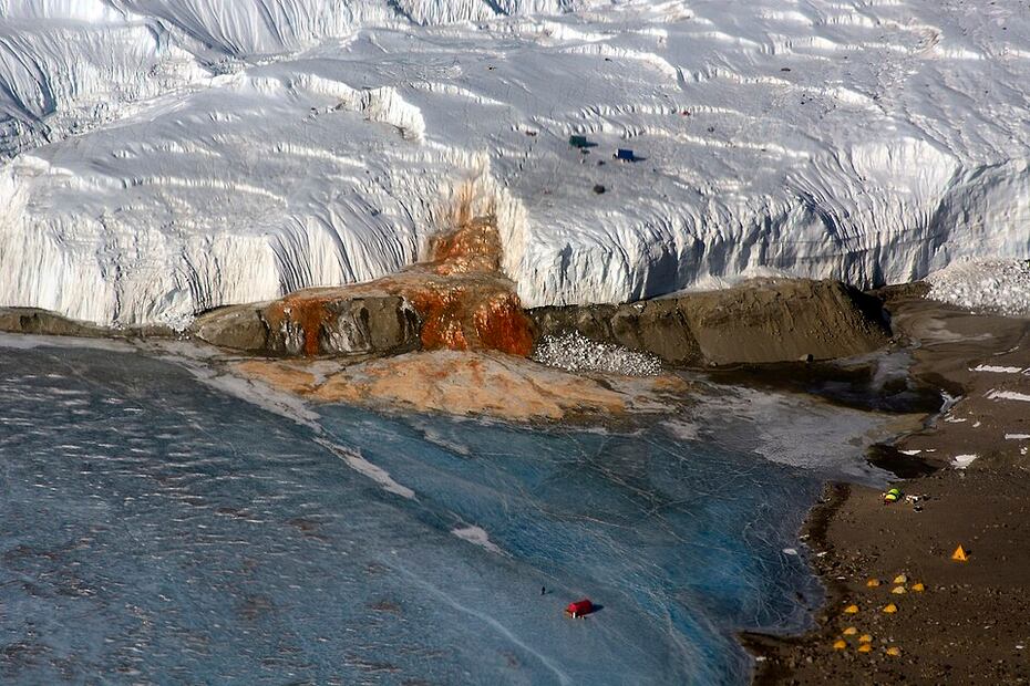 Además de su color rojizo, este glaciar alberga una cápsula de microrganismos vivos desde la antigüedad. Foto: Wikimedia Commons