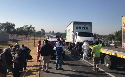 Dos integrantes de una familia mueren prensados por tráiler en la México-Pachuca