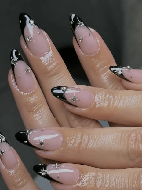Uñas french con brillos. Foto: Shein