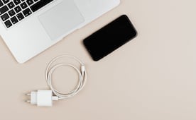 ¿Dónde carga más rápido el celular: en la pared o en la computadora?